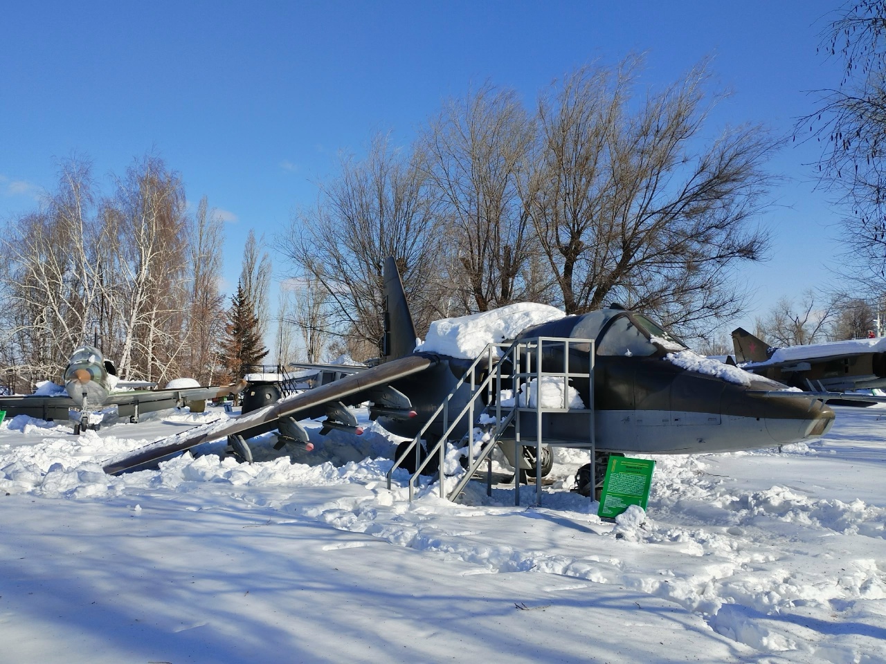 В саратовском Парке Победы посетители оторвали крыло у самолета В саратовском Парке Победы посетители оторвали крыло у самолета
